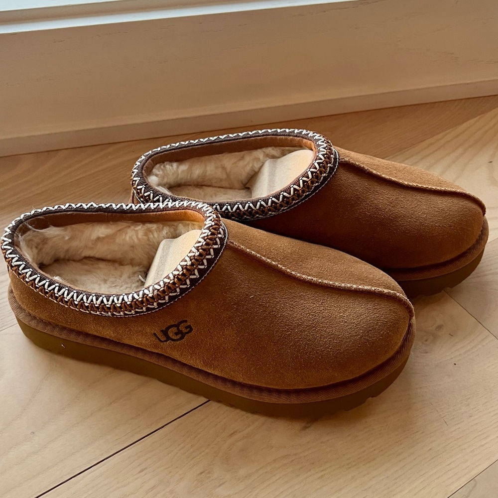 New in Box - Women’s Ugg Tasman Slippers in Chestnut - Size 9